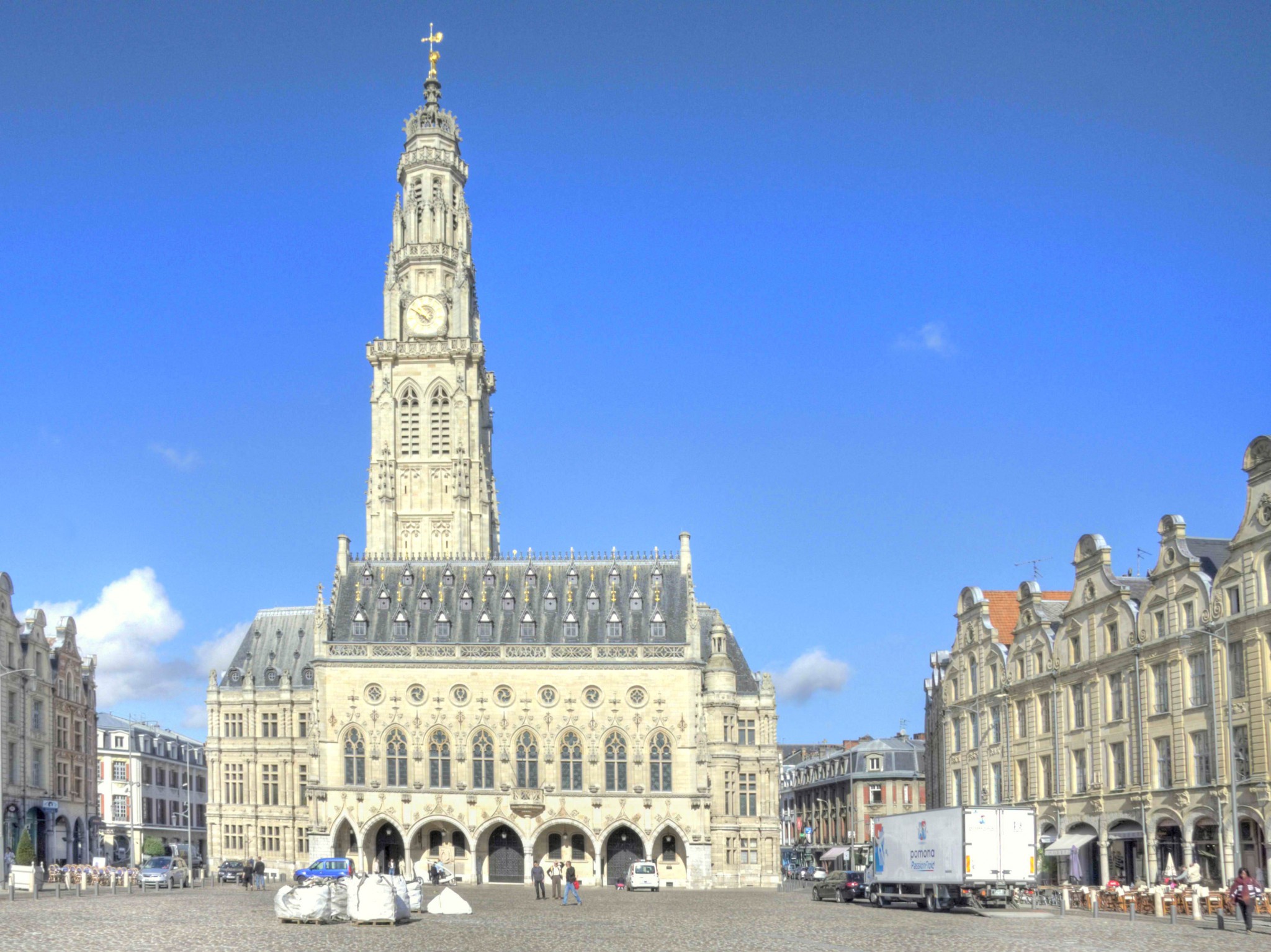 Place des Héros, Town-Hall and Belfry, Arras © Pir6mon, licence [CC SA 1.0], from Wikimedia Commons.