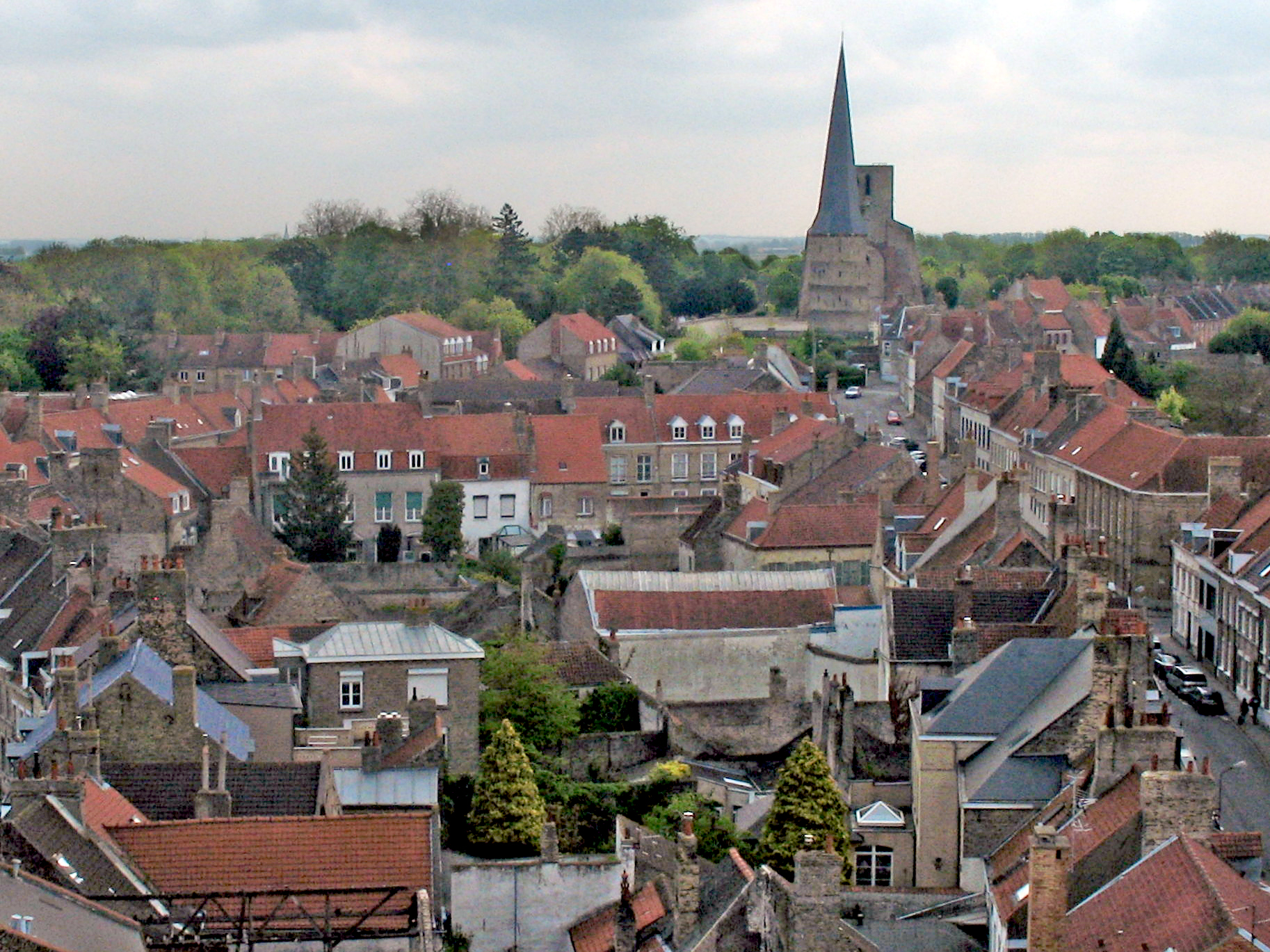 Bergues and the ruins of the St. Winoc Abbey © Michelle Martin - French Moments