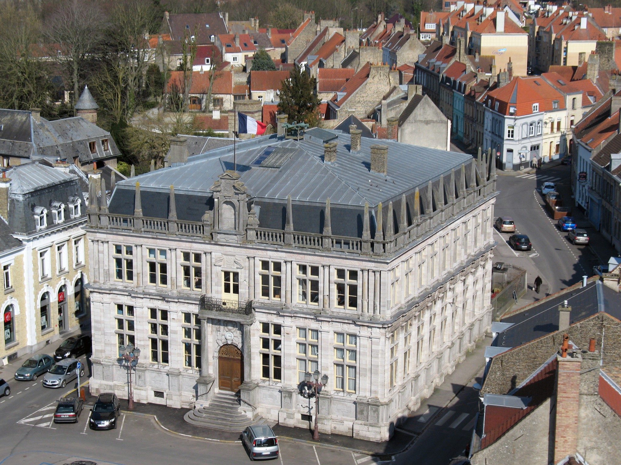The town-hall of Bergues © Michelle Martin - French Moments
