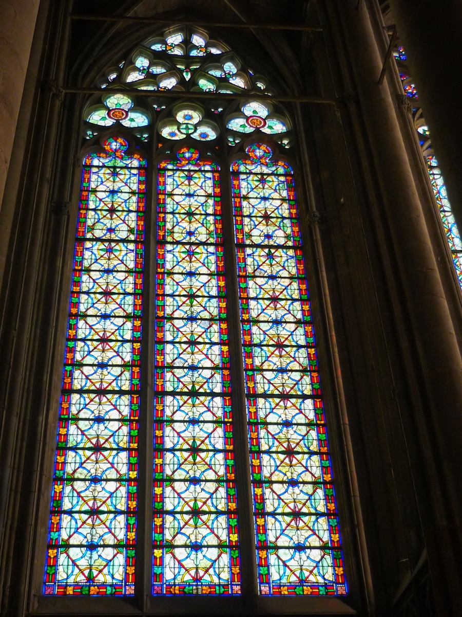 Carcassonne: Stained-glass windows in St Nazaire basilica © French Moments
