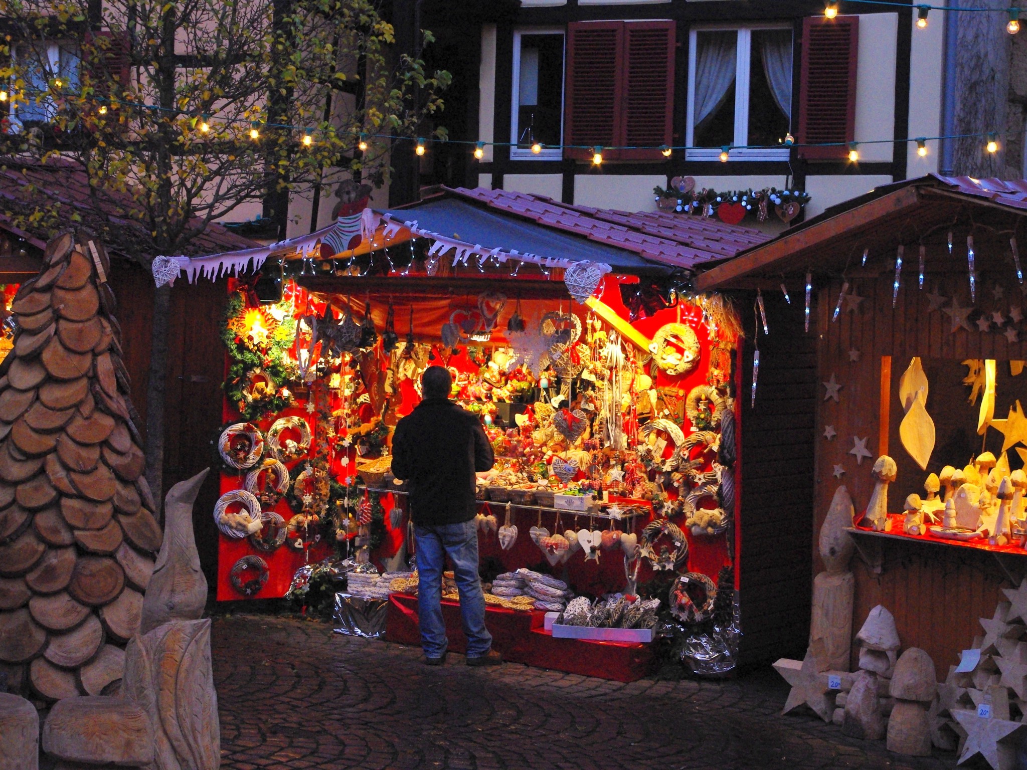At the Christmas market of Eguisheim © French Moments