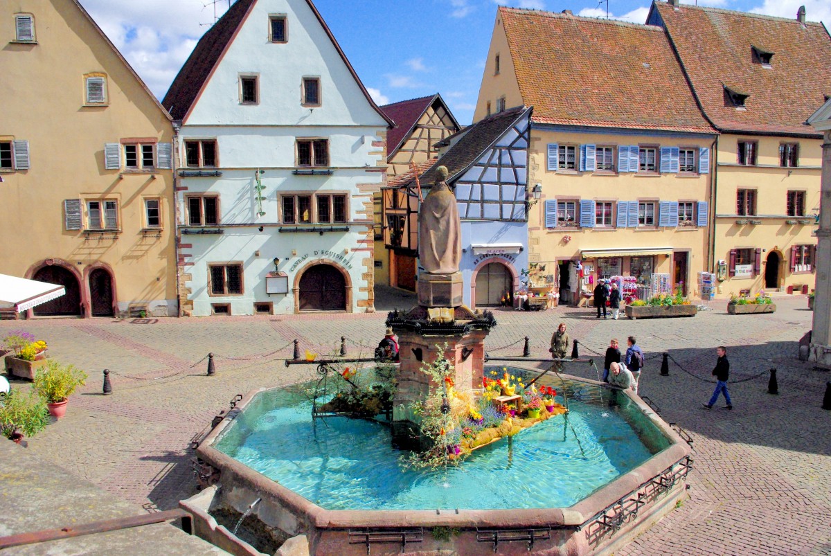 Place du Chateau, Eguisheim © French Moments