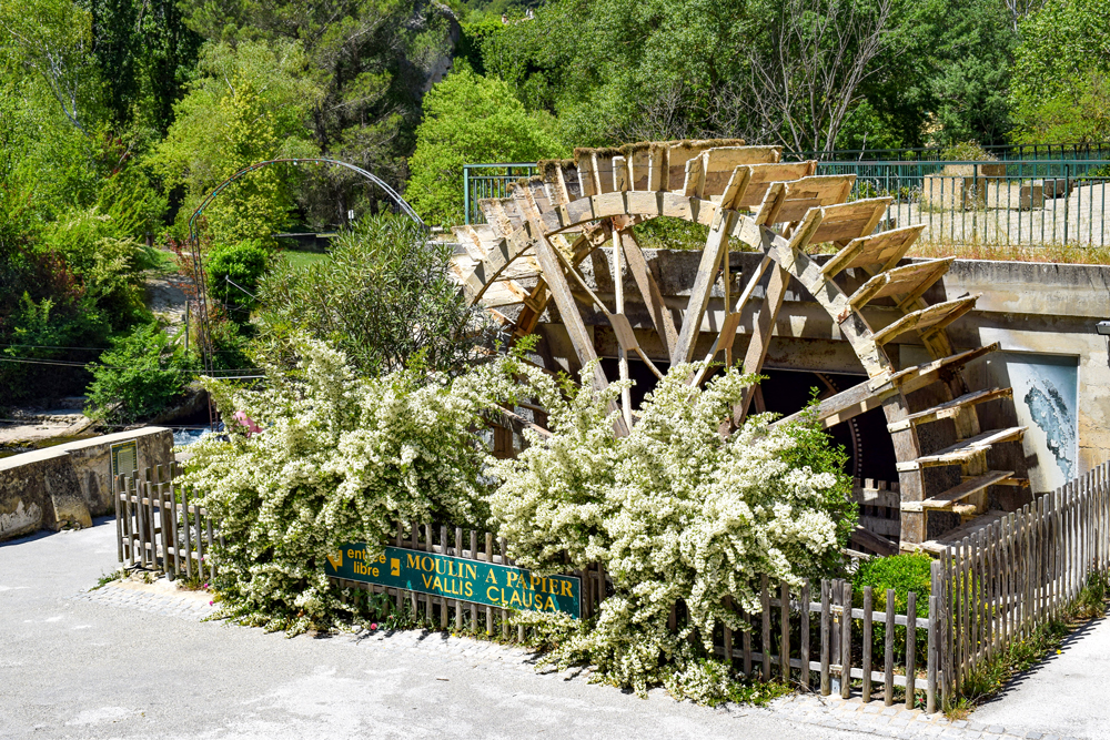 Paddle wheel at Fontaine-de-Vaucluse © French Moments