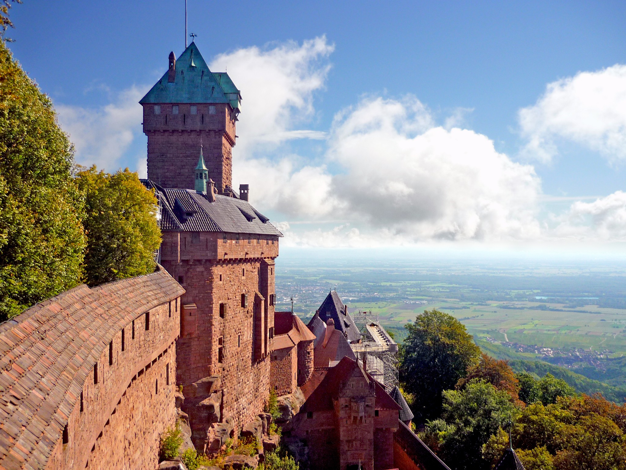 The castle of Haut-Kœnigsbourg overlooking the Plain of Alsace © French Moments