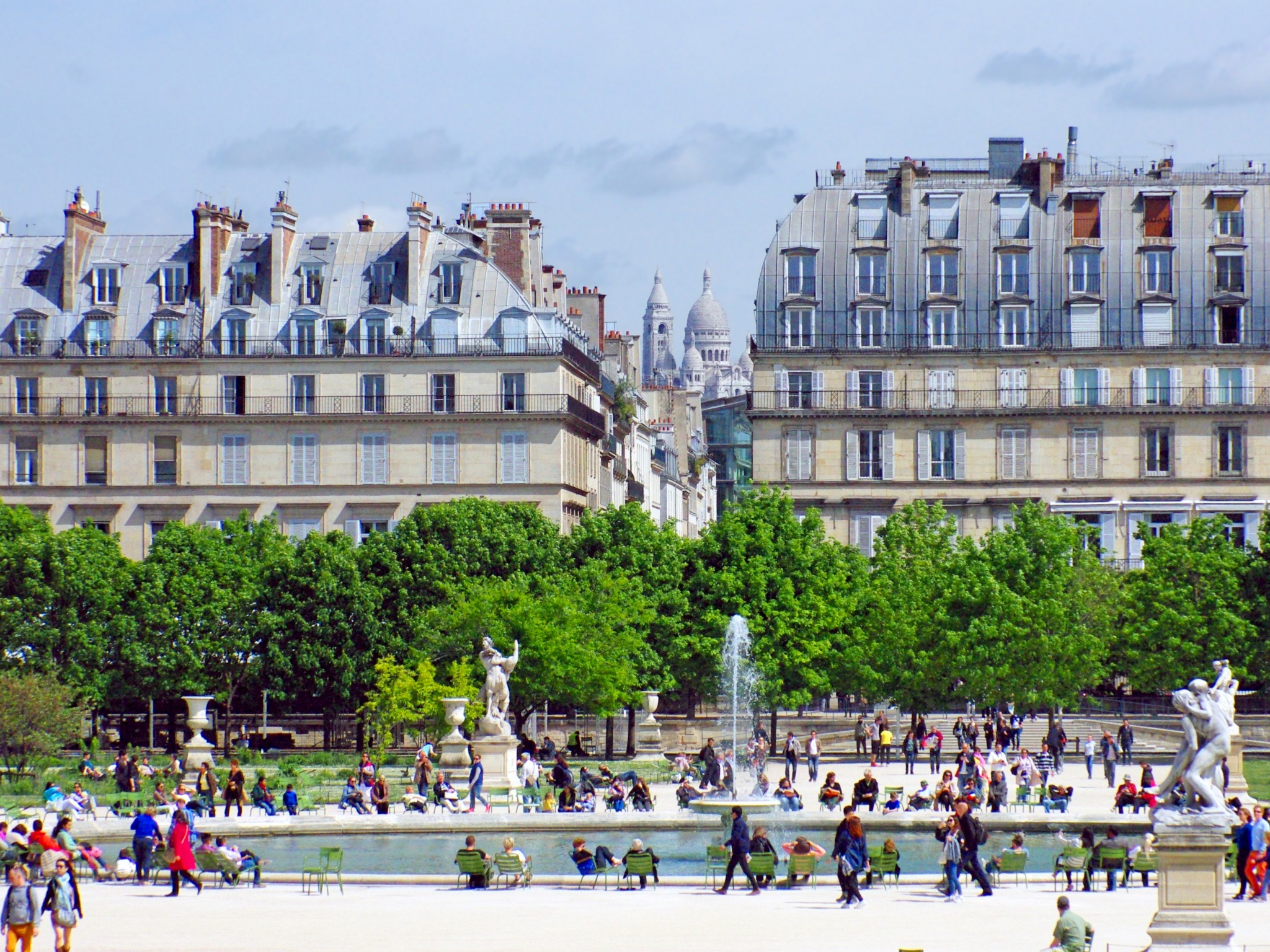The grand basin in the Tuileries Garden © French Moments