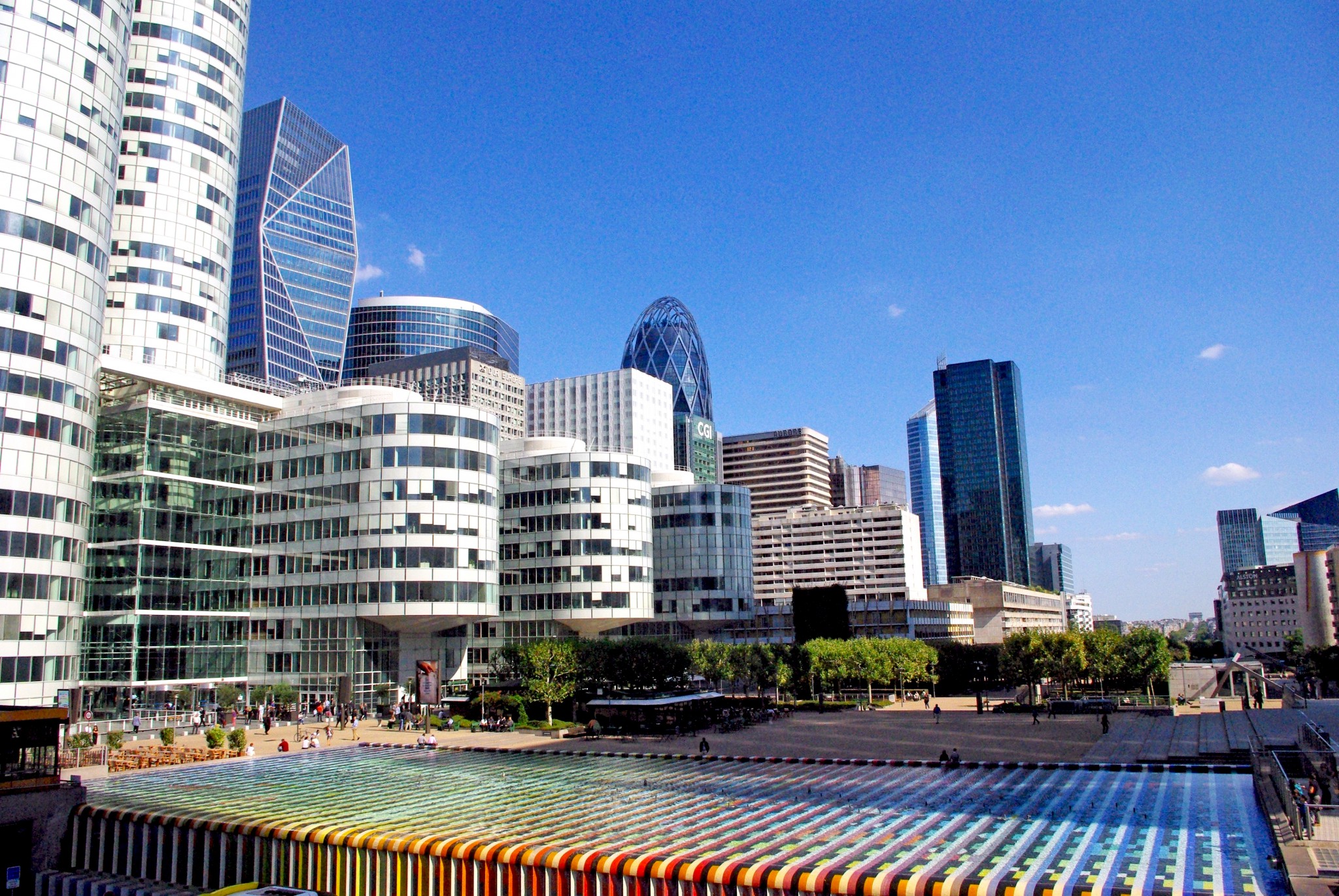 The esplanade of La Défense © French Moments