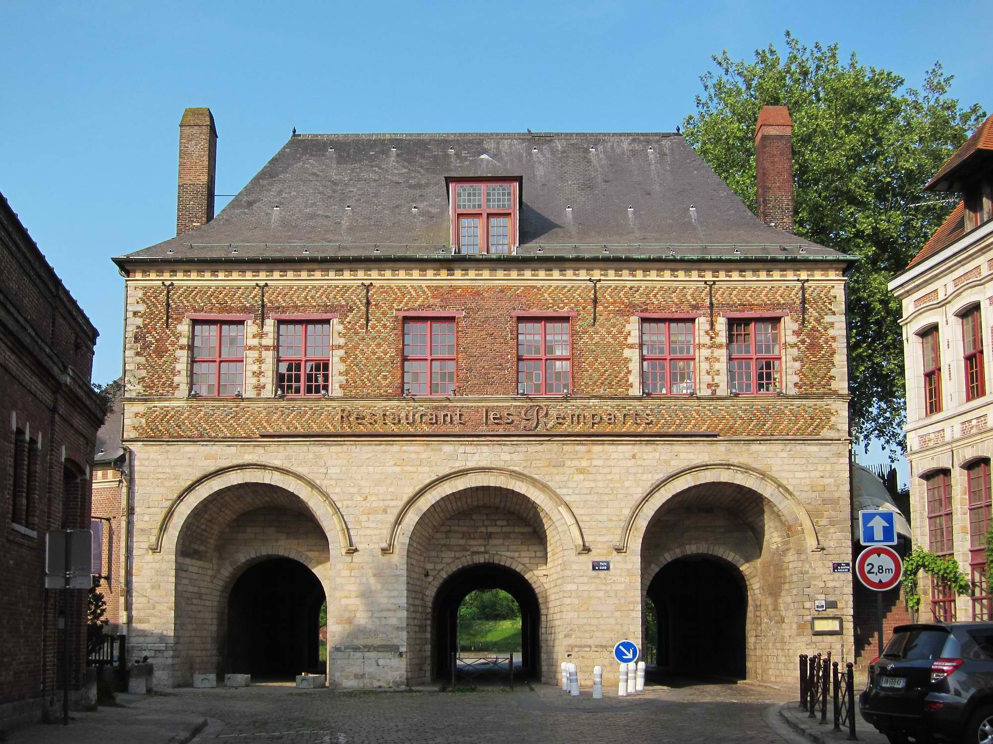 Porte de Roubaix (from the inner side) © Velvet - licence [CC BY-SA 3.0] from Wikimedia Commons