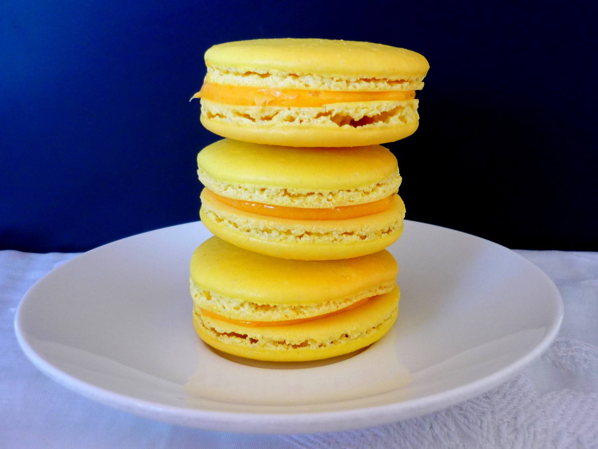 Lemon-flavoured Paris-style macarons © French Moments