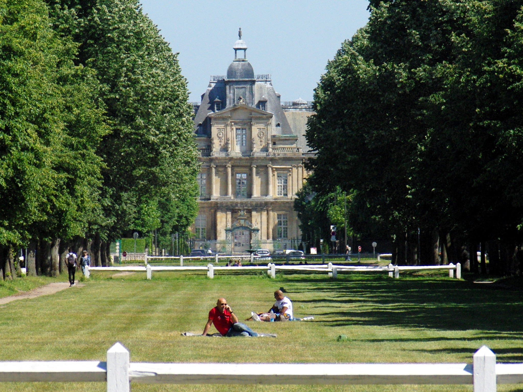 The château of Maisons-Laffitte from the Park © French Moments