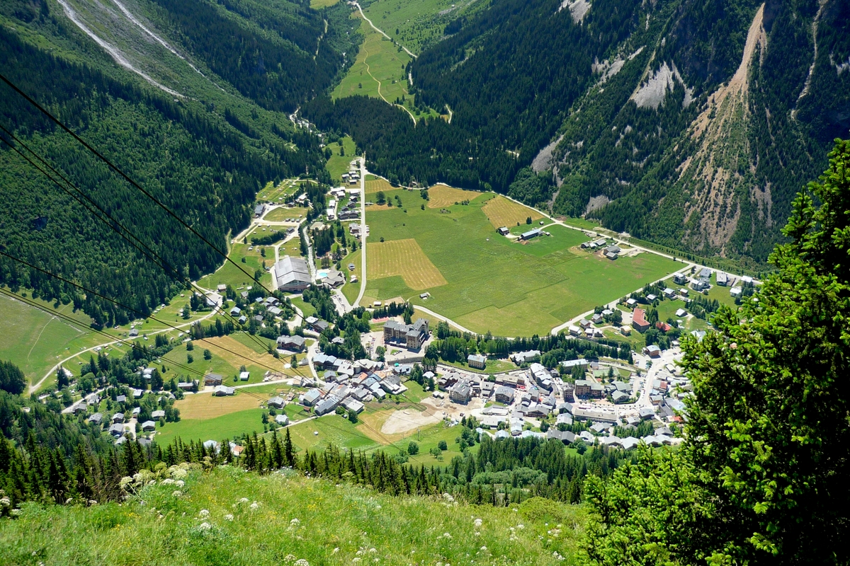 Pralognan-la-Vanoise seen from Mont Bochor © French Moments