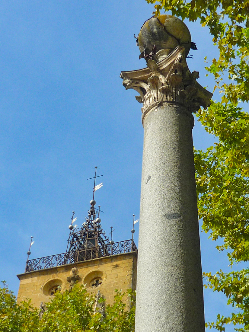 Place de l'Hôtel de Ville of Aix - The Roman pillar of the fountain © French Moments