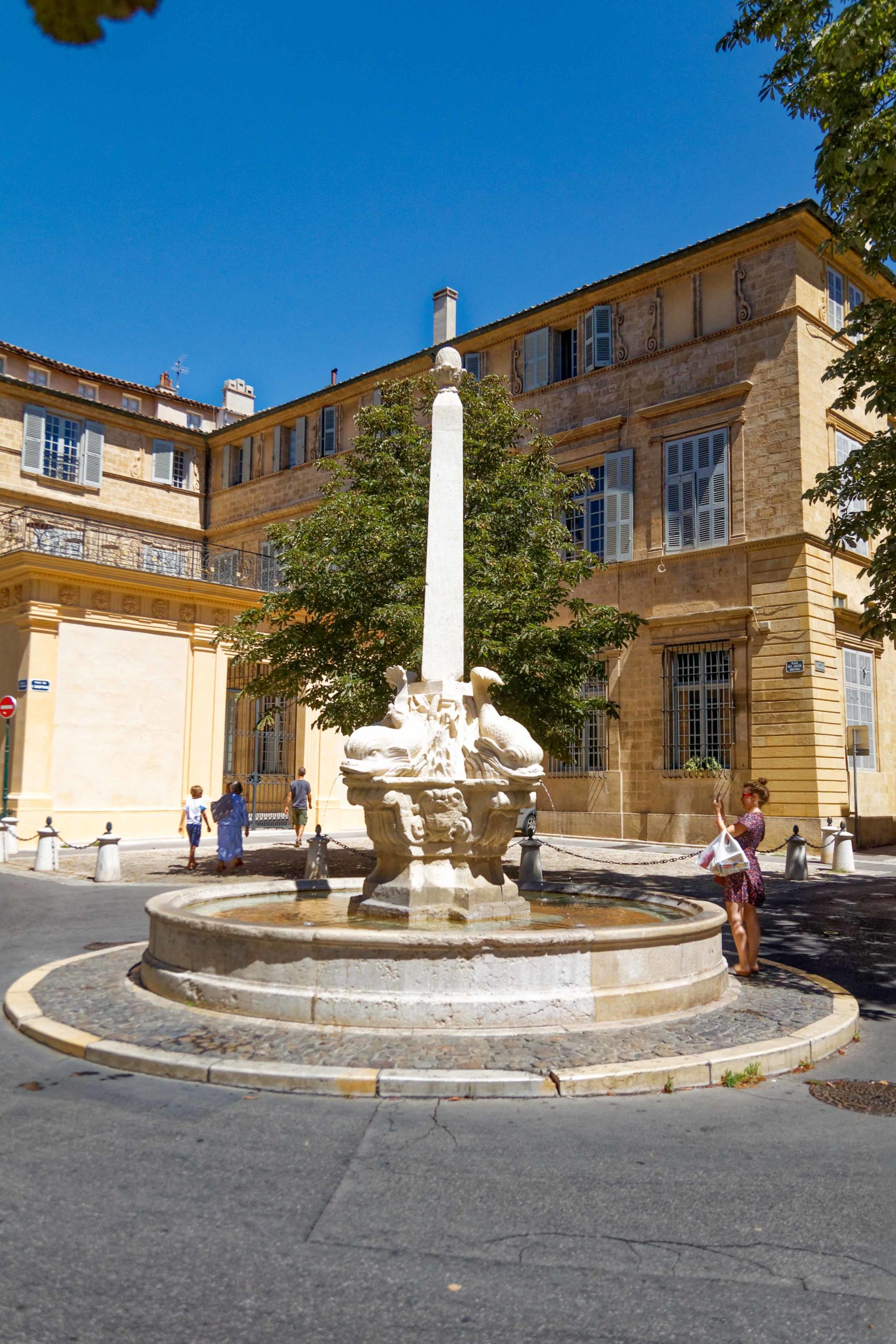 Aix-en-Provence old town - Fontaine des Quatre-Dauphins © Bjs - licence [CC BY-SA 4.0] from Wikimedia Commons
