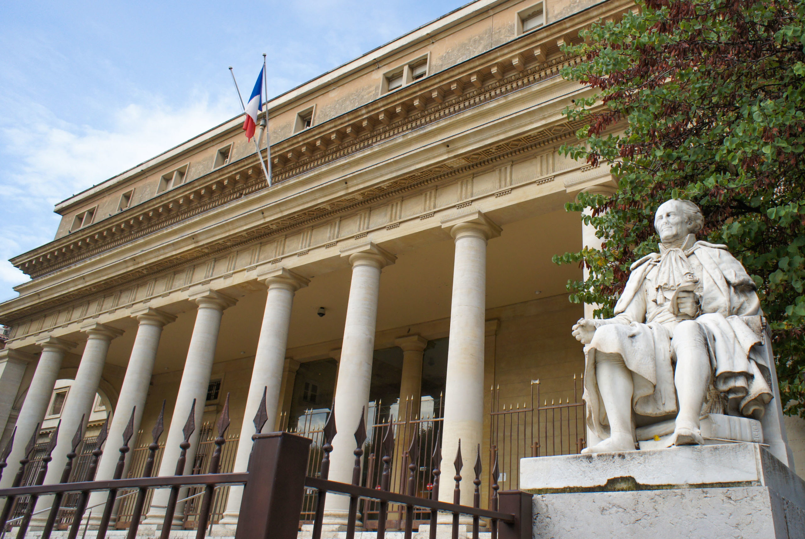 Aix-en-Provence Old Town: Palais de Justice © JM Campaner - licence [CC BY-SA 3.0] from Wikimedia Commons