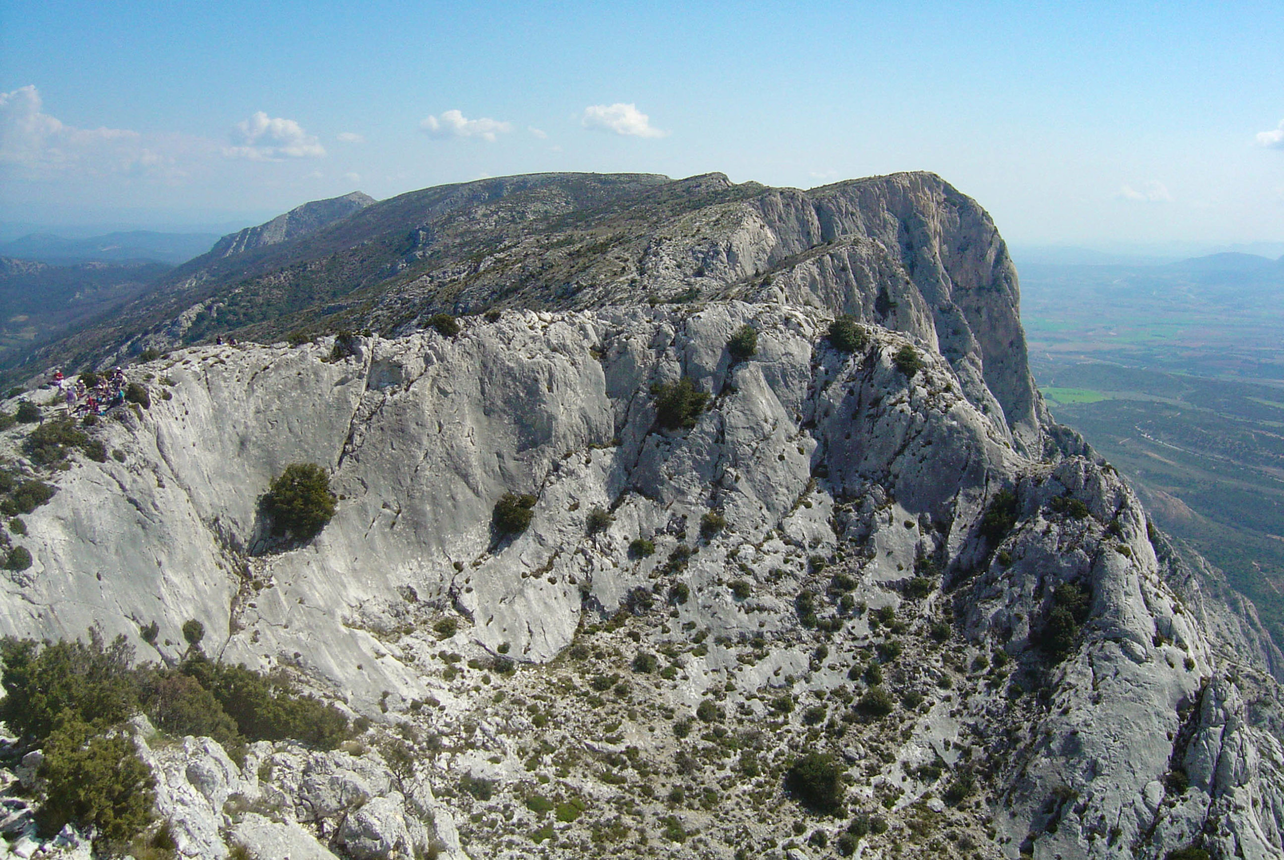 Pic des Mouches and the crest of Montagne Sainte-Victoire © Anthospace - licence [CC BY-SA 3.0] from Wikimedia Commons