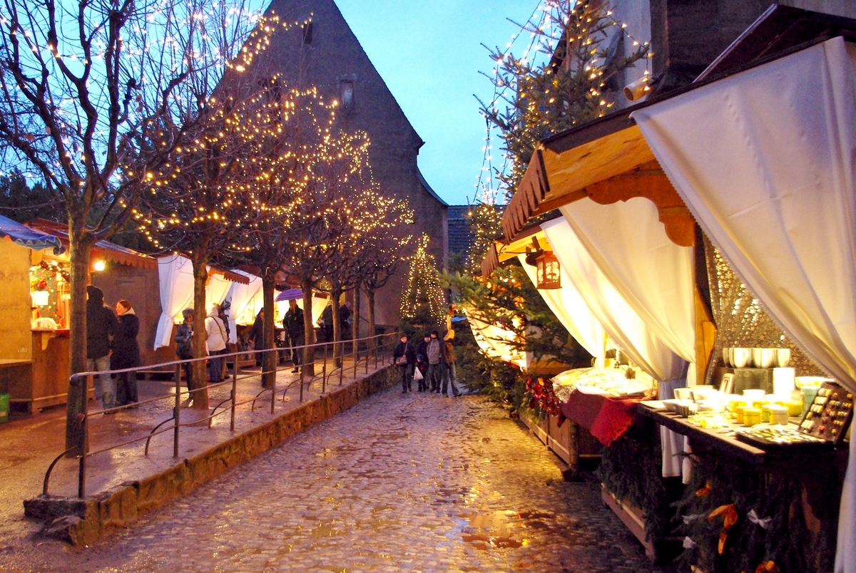 Stalls at the Kaysersberg Christmas market, Alsace © French Moments