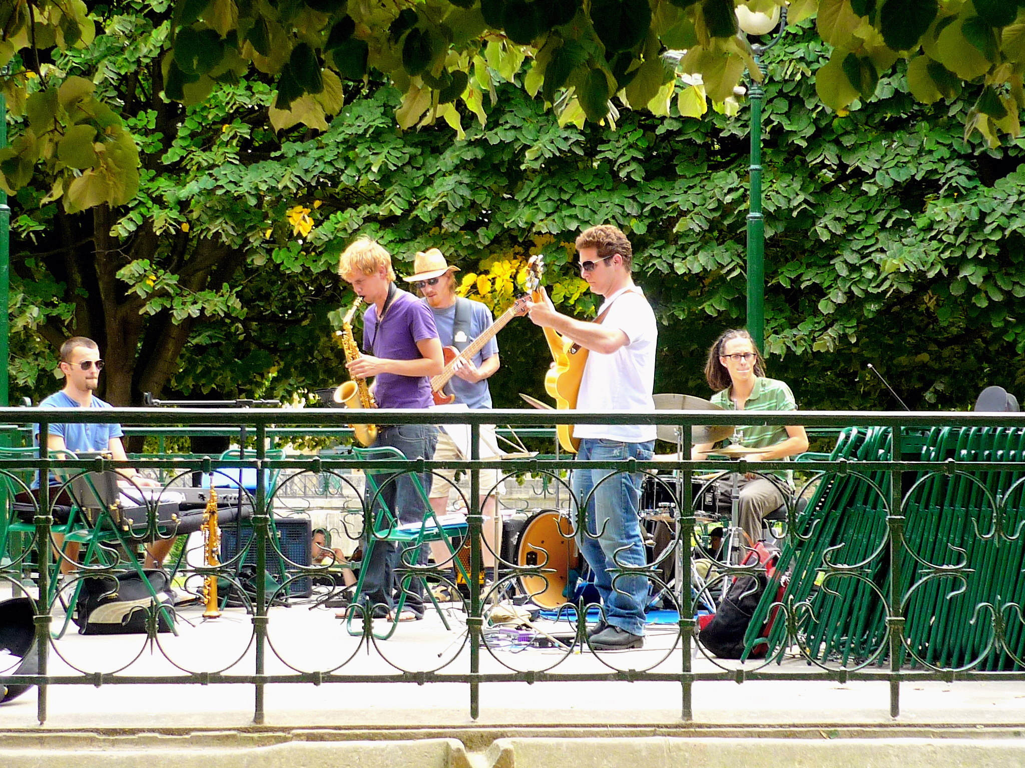Music Band near Notre-Dame de Paris © French Moments