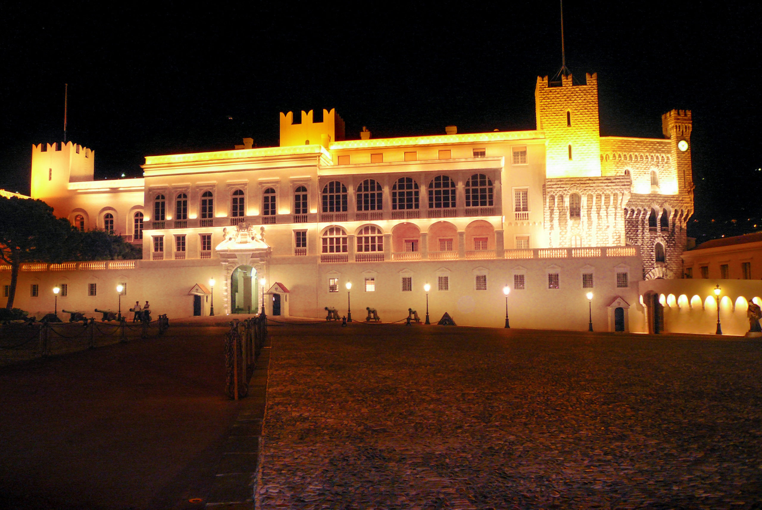 Prince's Palace by night © Santiago Puig Vilado - licence [CC BY-SA 3.0] from Wikimedia Commons