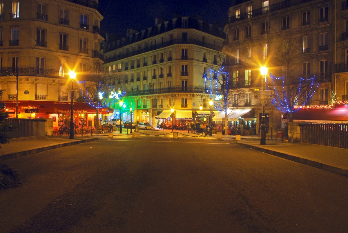 Ile Saint Louis at Christmas © French Moments