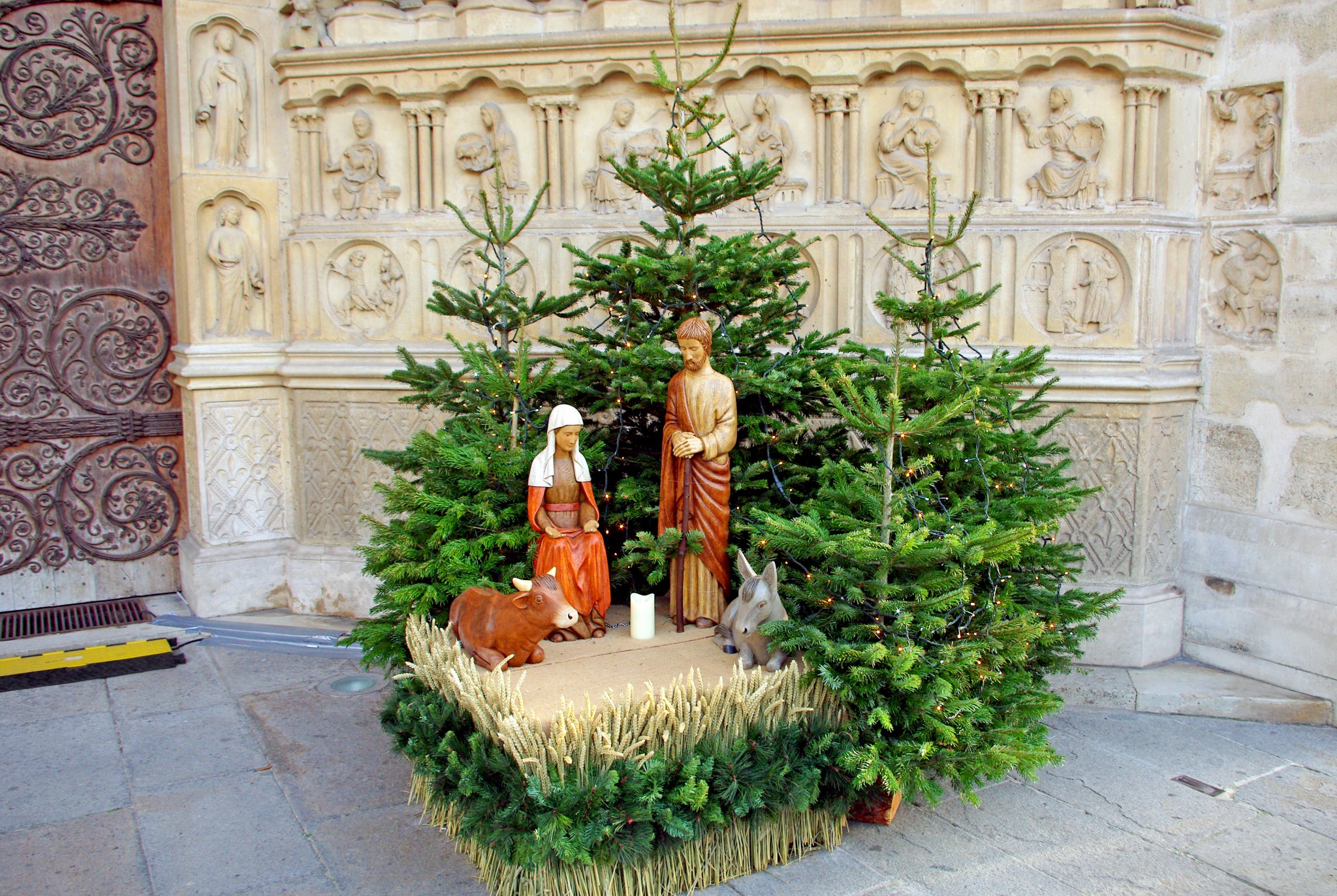 A sober Nativity Scene under the central portal of Notre-Dame © French moments