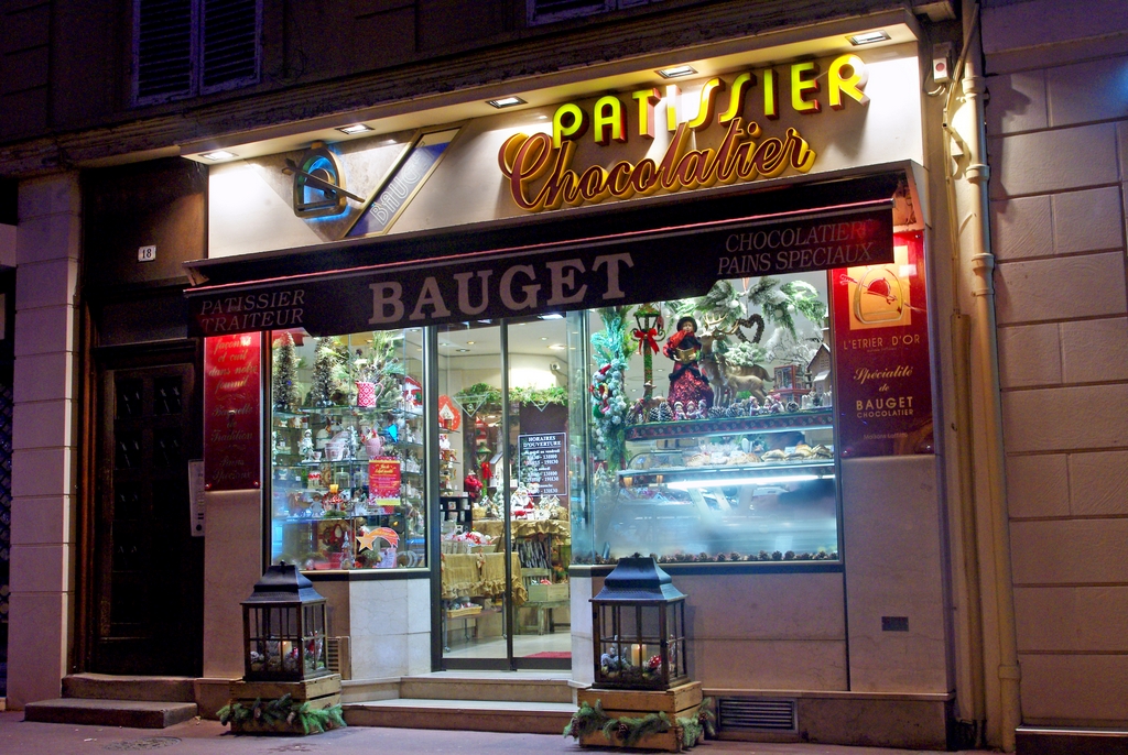 Pâtisserie Bauget in Maisons-Laffitte by night © French Moments