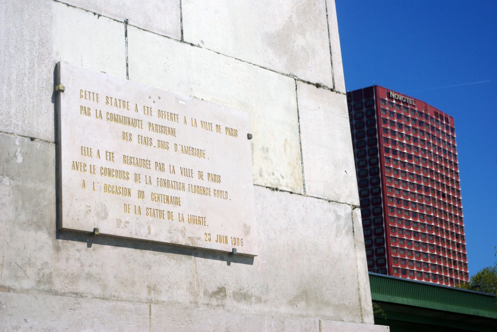 Commemorative plaque on the plinth of the Statue of Liberty, Île aux Cygnes, Paris © French Moments