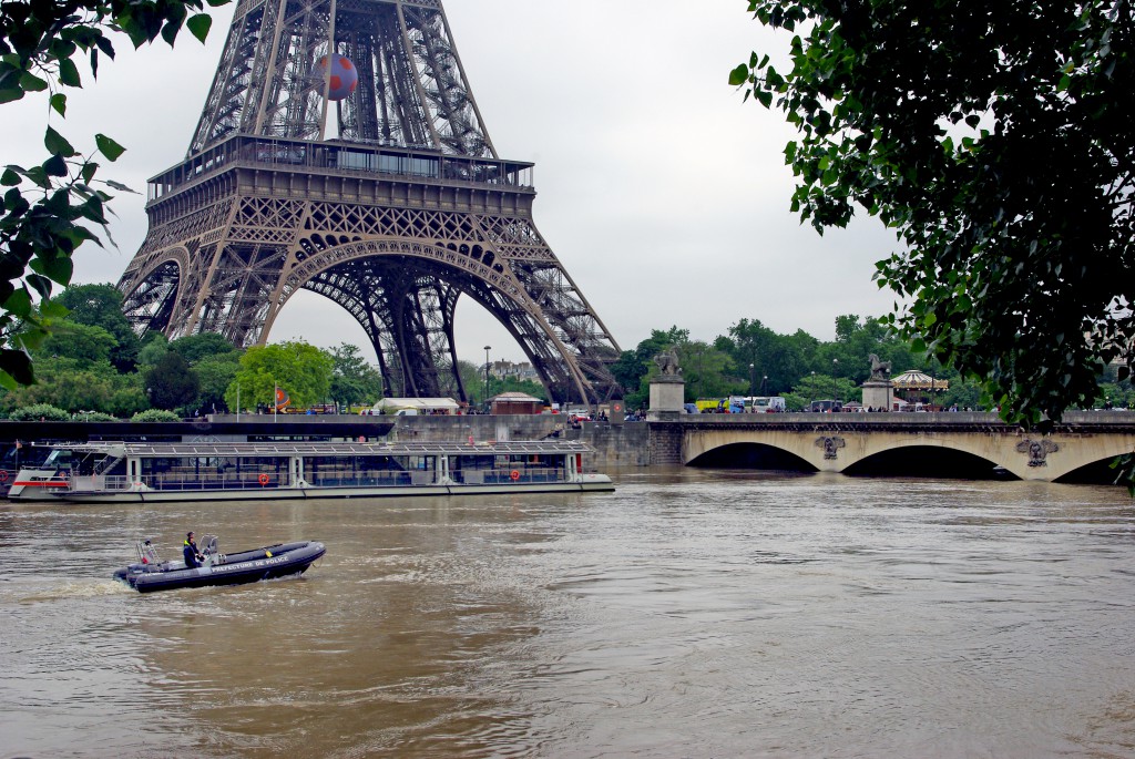 Emergency boats only allowed on the Seine © French Moments