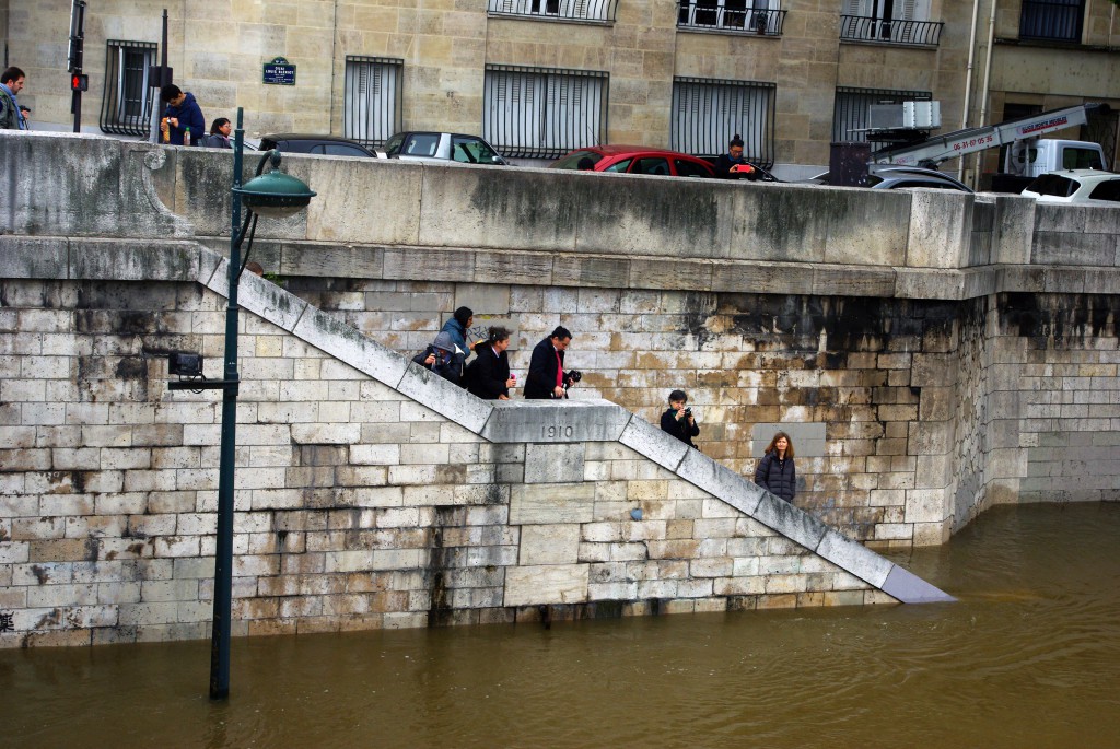 The level of the 1910 Great Flood compared to the 2016 water level. Pont Mirabeau, Paris © French Moments