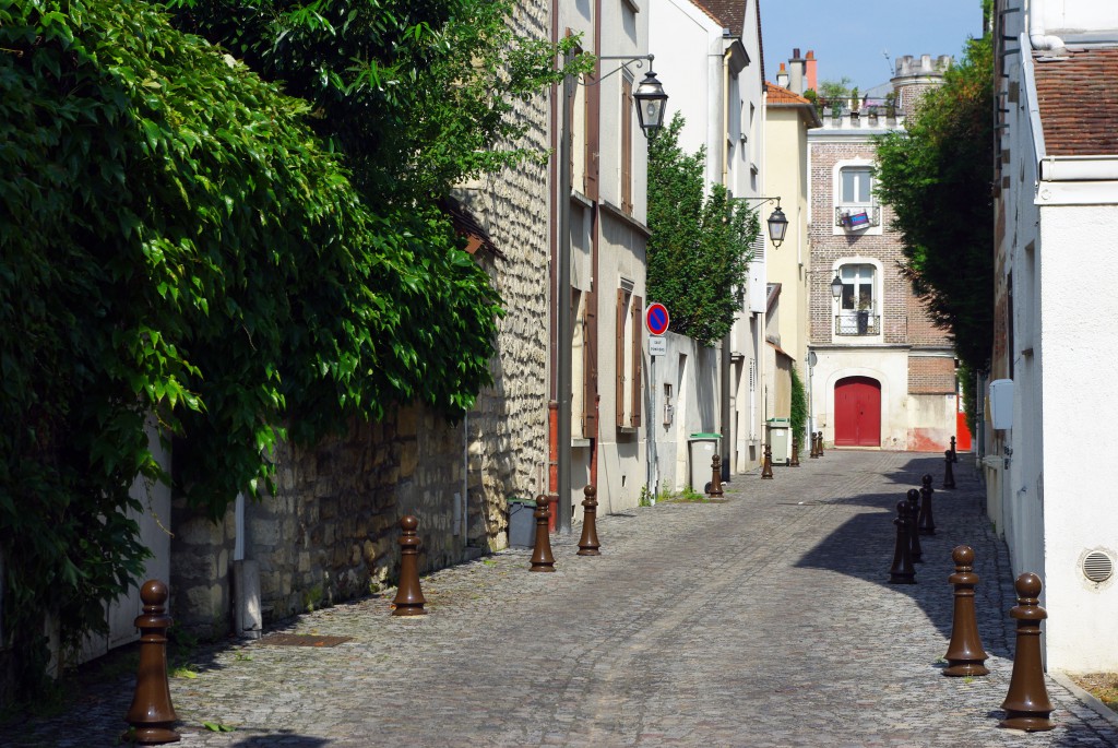 A peaceful street in the old part of Maisons-Laffitte © French Moments