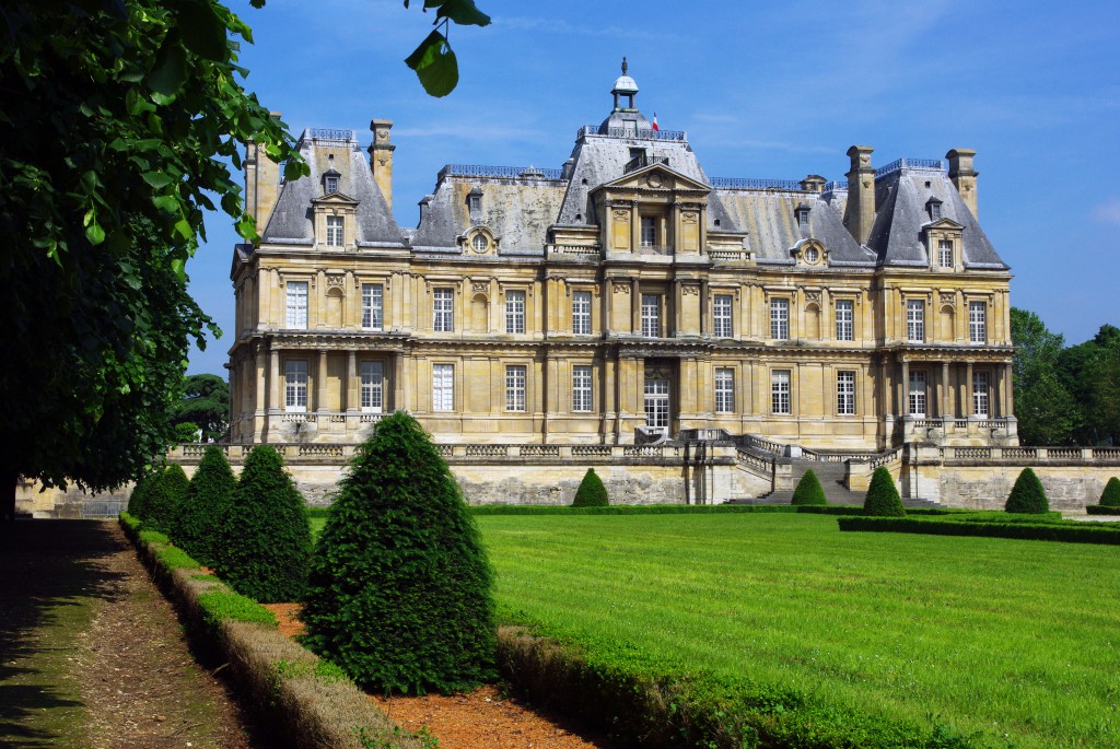 The château of Maisons-Laffitte from the gardens © French Moments