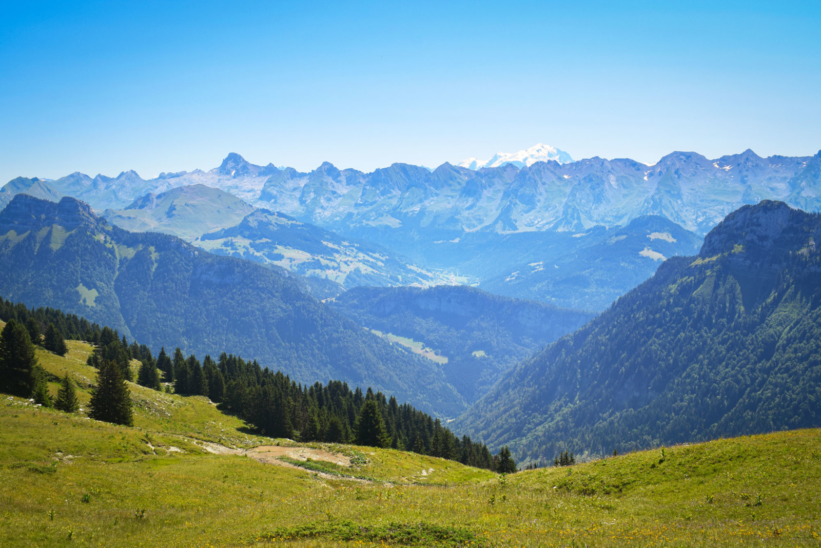 Pas du Loup : the view to the Aravis and Mont Blanc © French Moments