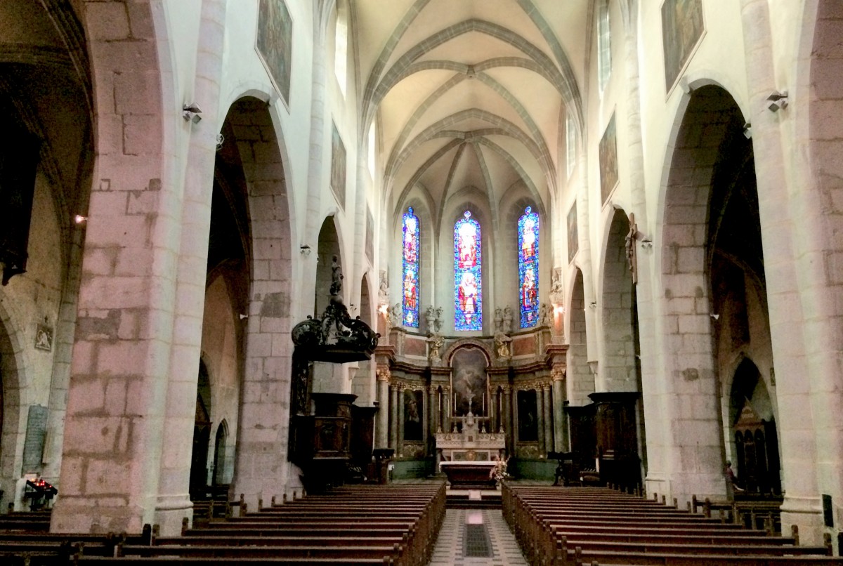 Nave of St. Peter cathedral © French Moments