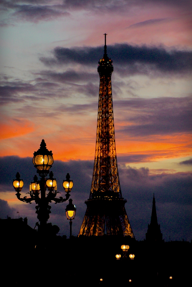 Pont Alexandre III and the Eiffel Tower at sunset © French Moments
