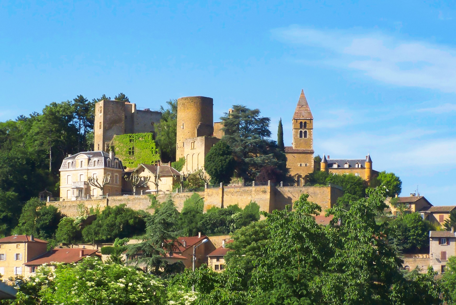 Around Lyon - Châtillon d'Azergues in the Pays des pierres dorées. Photo: Milardello. Public Domain via Wikimedia Commons