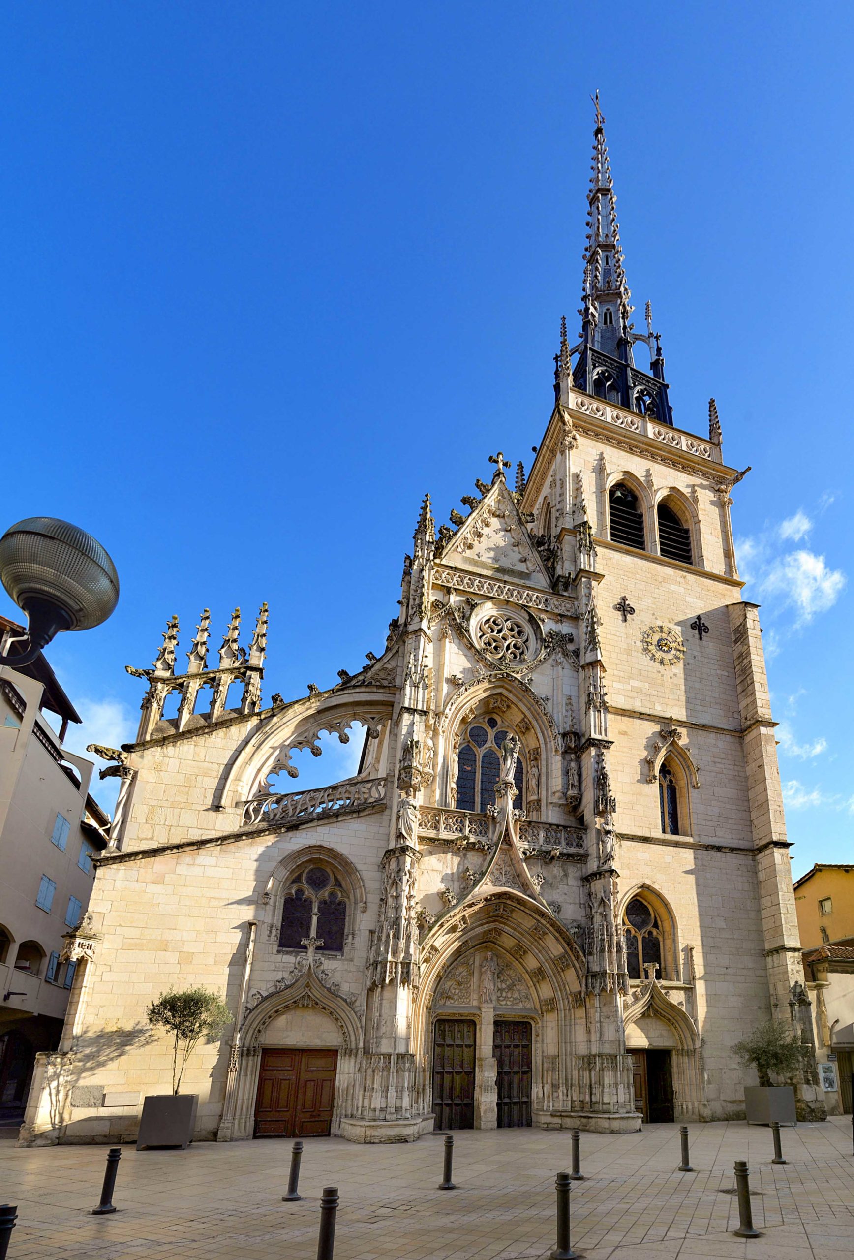 Collégiale Notre-Dame des Marais de Villefranche-sur-Saône © ChBougui - licence [CC BY-SA 3.0] from Wikimedia Commons