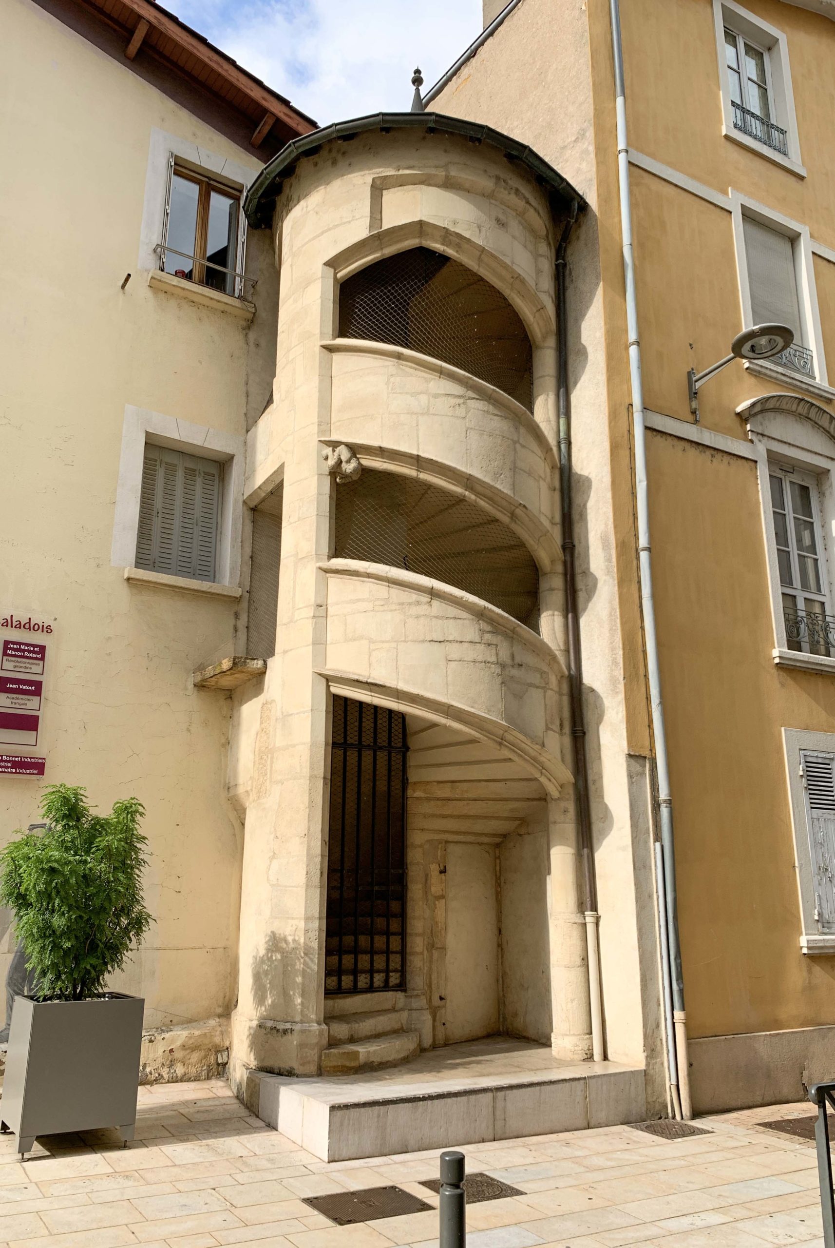Renaissance staircase, Cr Rue Nationale and Rue Grenette © Chabe01 - licence [CC BY-SA 4.0] from Wikimedia Commons