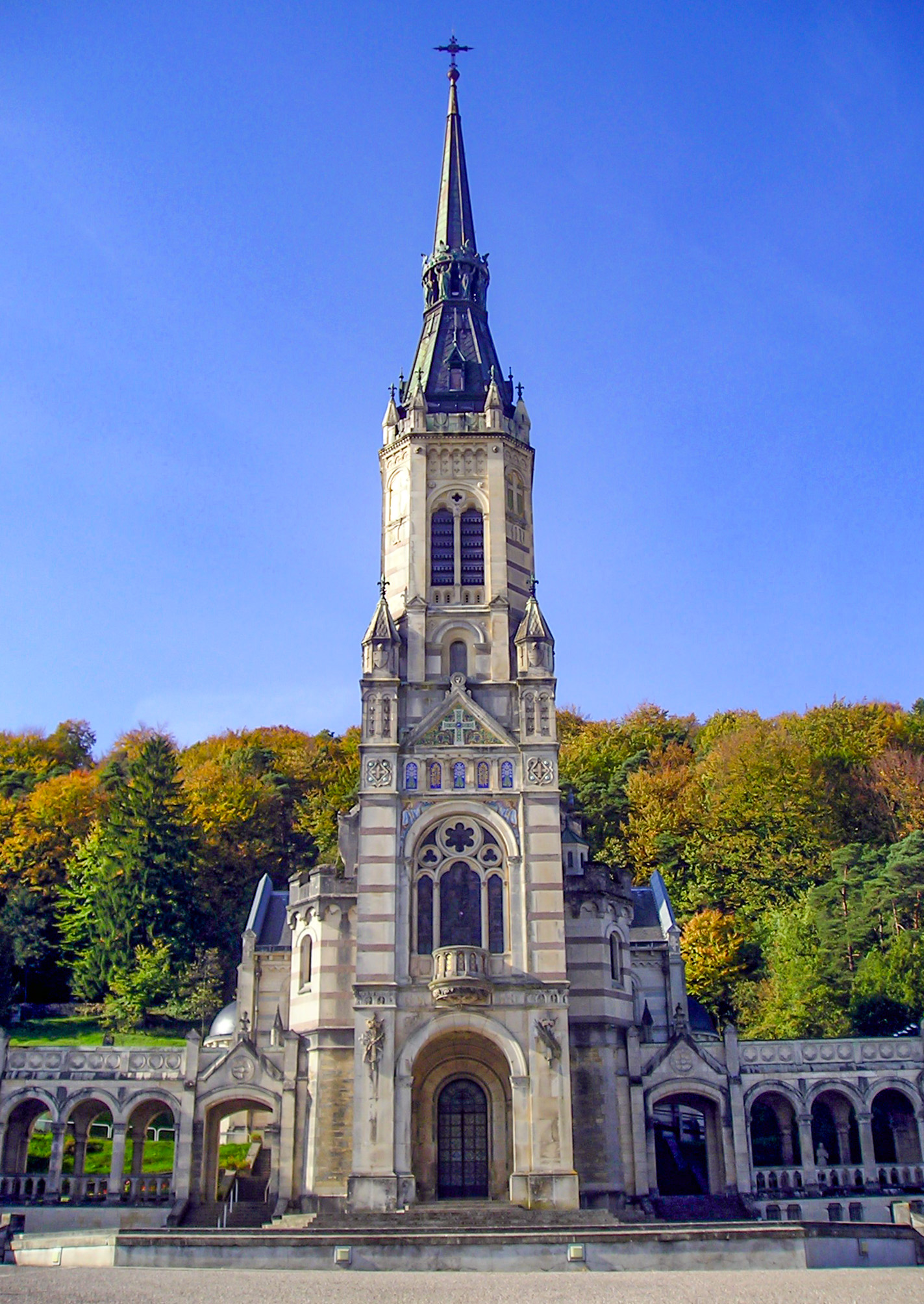 Euville Stone - Basilica of Bois-Chenu © Frikar - licence [CC BY-SA 2.5] from Wikimedia Commons