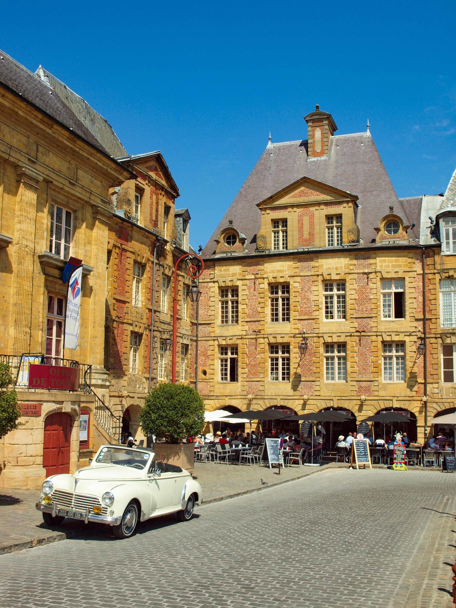 Charleville-Mézières Place Ducale © François GOGLINS - licence [CC BY-SA 4.0] from Wikimedia Commons