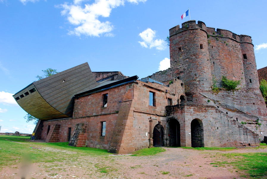 Vosges Sandstone - Lichtenberg castle © Getüm - licence [CC BY-SA 2.0 de] from Wikimedia Commons