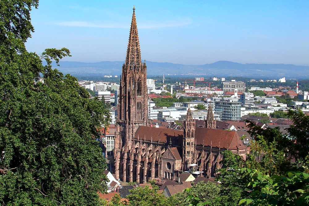 General view of Freiburg im Breisgau and its cathedral © H. Helmlechner - licence [CC BY-SA 4.0] from Wikimedia Commons