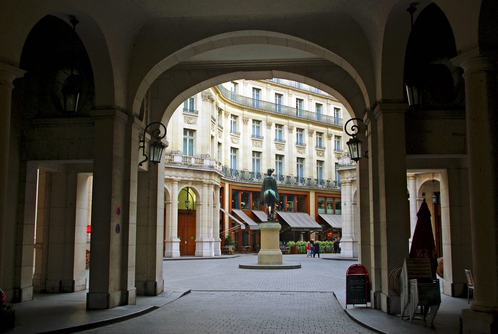 The passage between Place Edouard VII and Square de l'Opéra Louis Jouvet © French Moments