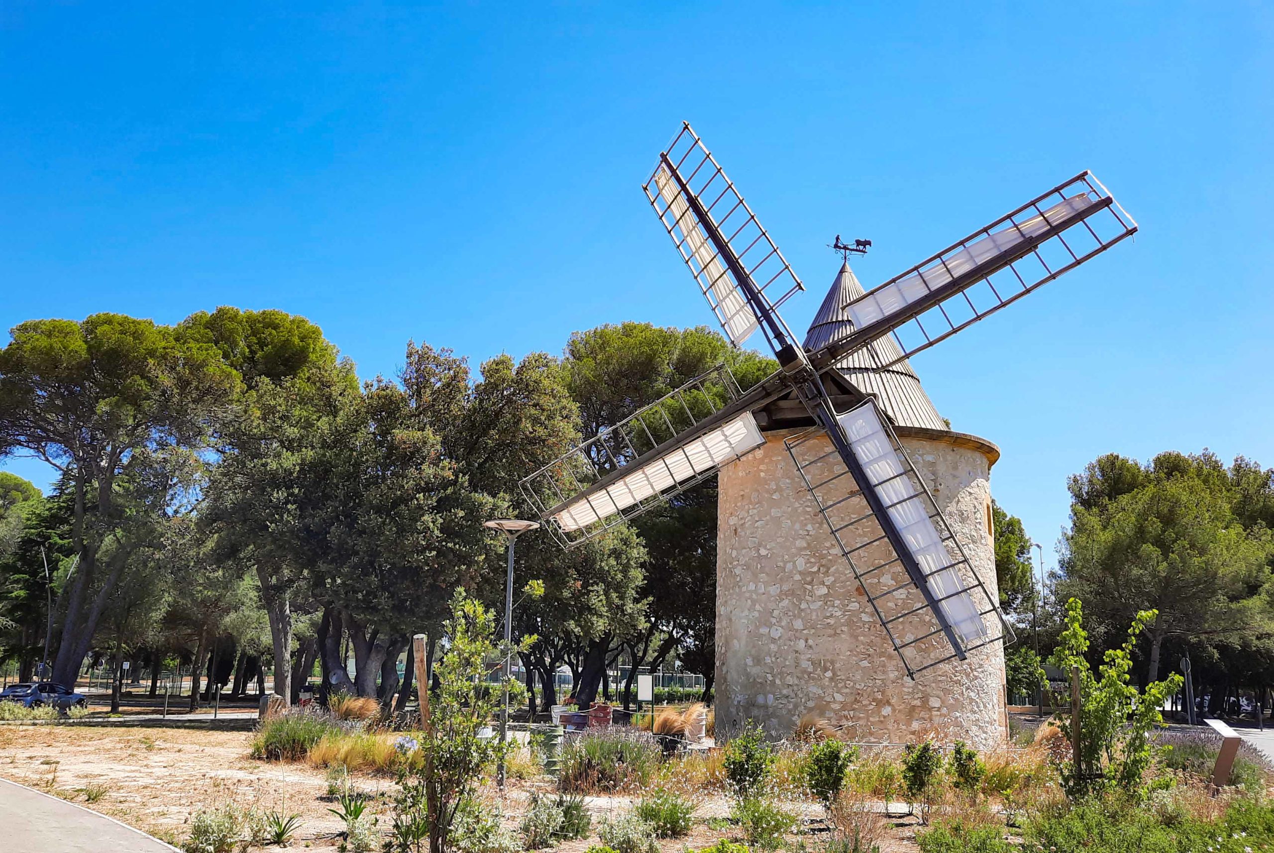 Around Aix-en-Provence - Bertoire Windmill, Lambesc © Mathieu BROSSAIS - licence [CC BY-SA 4.0] from Wikimedia Commons
