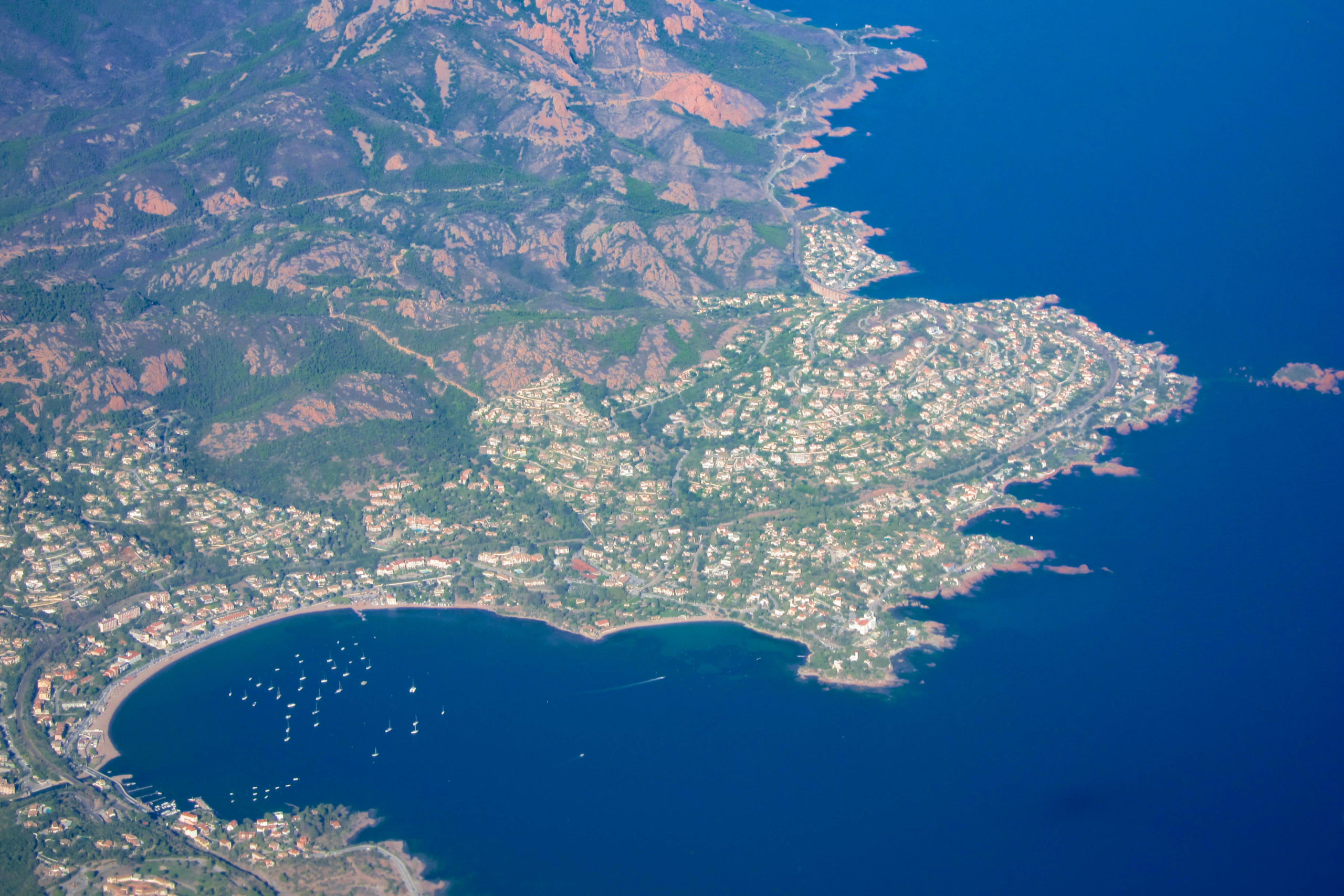 Esterel corniche road - Agay and Anthéor from above © Olivier Cleynen - licence [CC BY-SA 3.0] from Wikimedia Commons