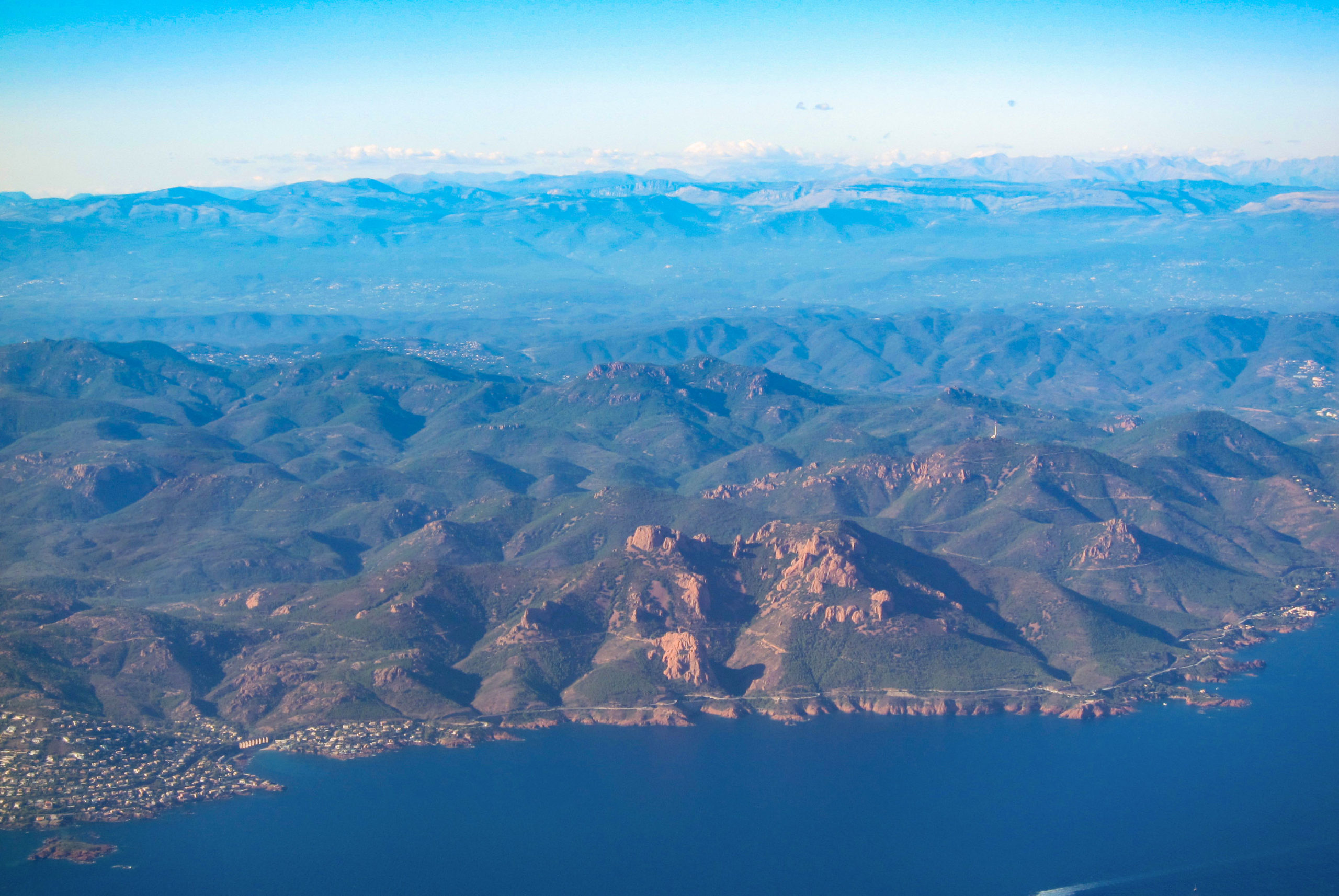 The Esterel corniche road from above © Olivier Cleynen - licence [CC BY-SA 3.0] from Wikimedia Commons