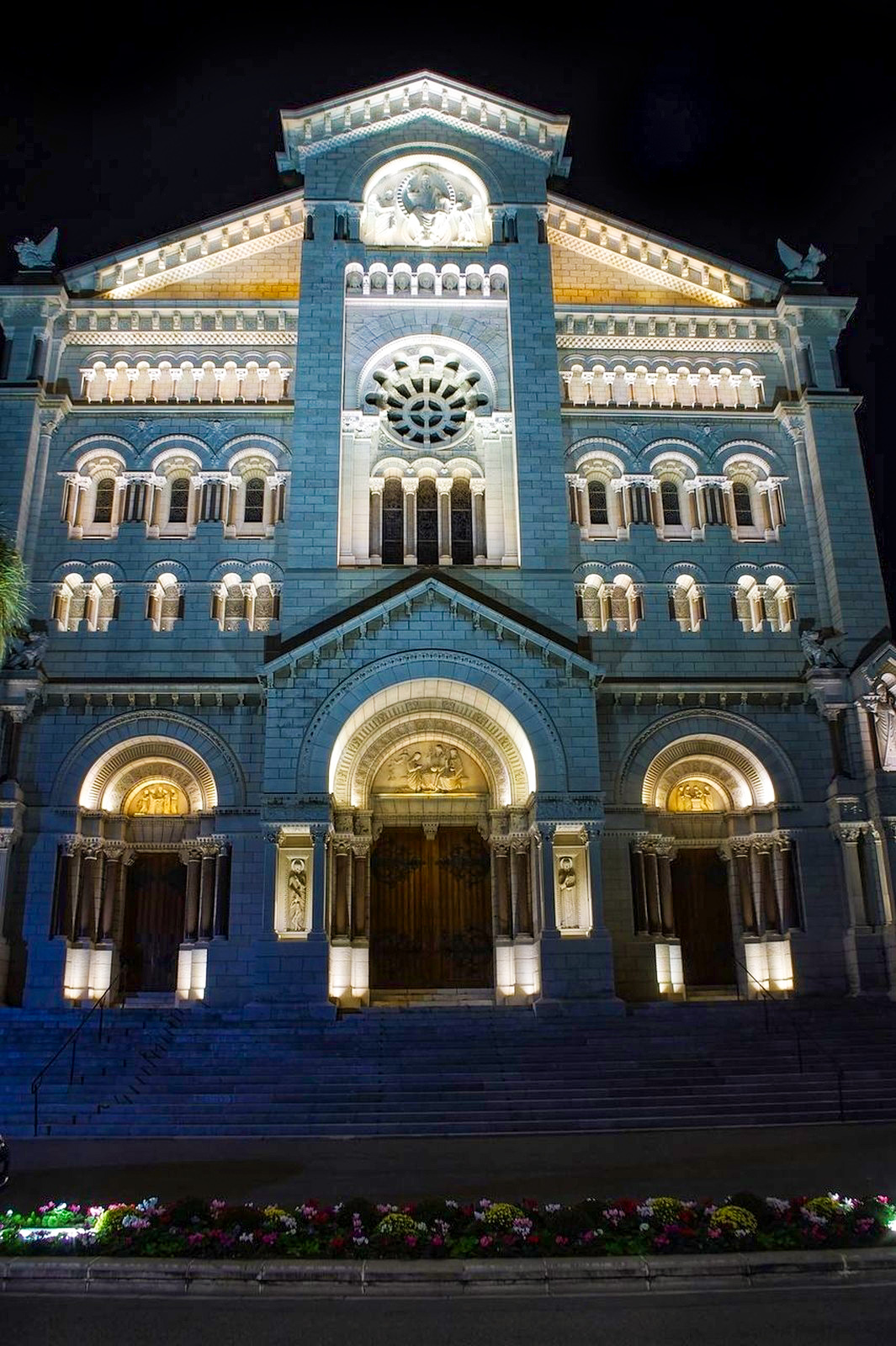 Monaco Cathedral by night © MSzybalski - licence [CC BY-SA 4.0] from Wikimedia Commons