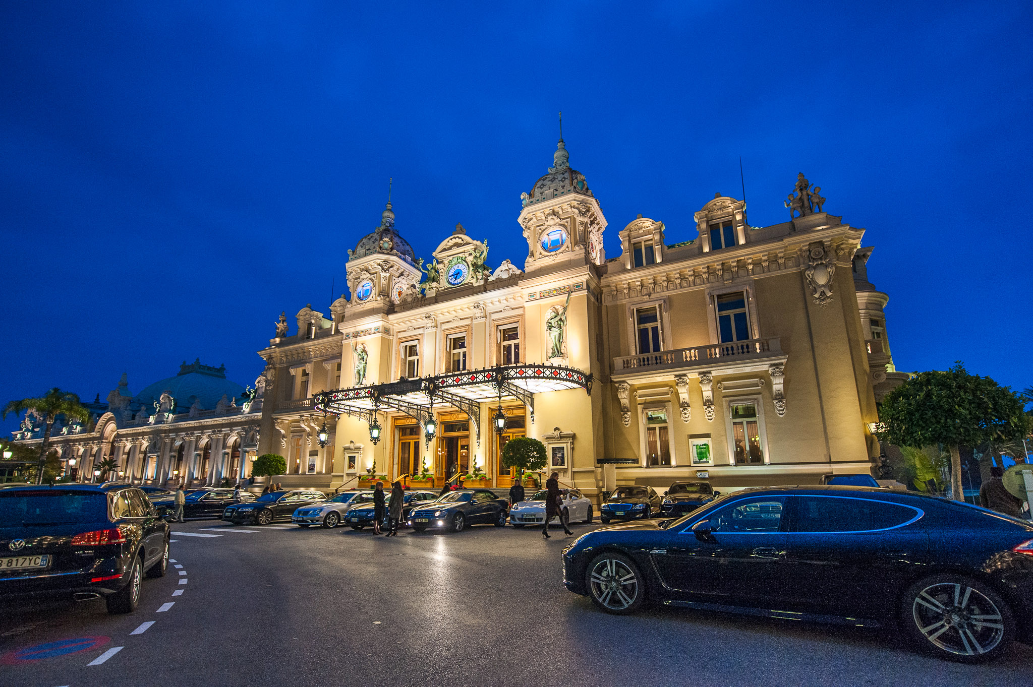 Casino of Monte Carlo by night © Casal Partiu - licence [CC BY-SA 2.0] from Wikimedia Commons