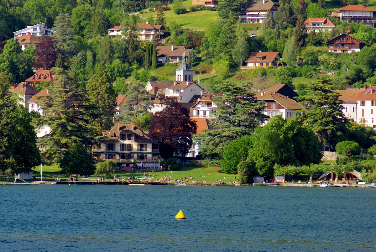 Autour du Lac d'Annecy - Le village de Talloires © French Moments