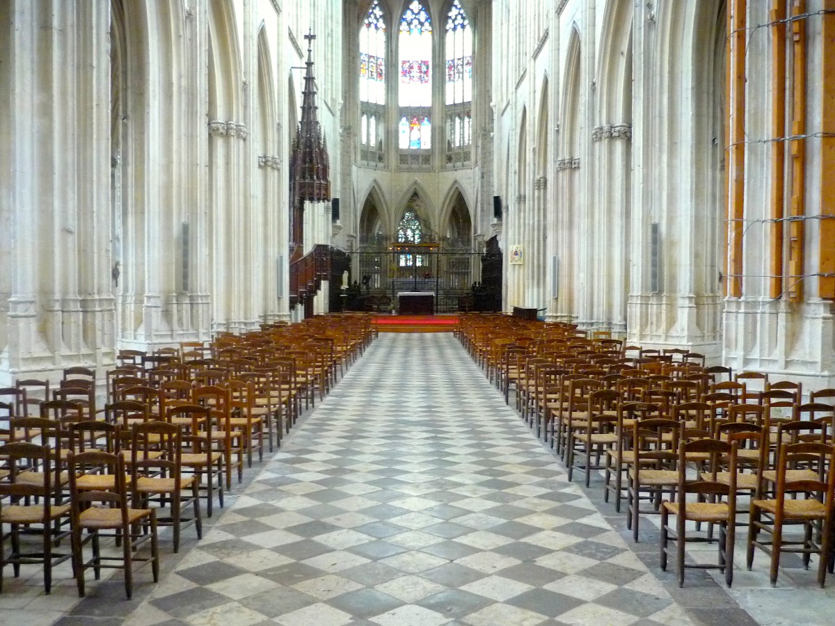 The nave inside the minster, Vendôme Abbey © French Moments