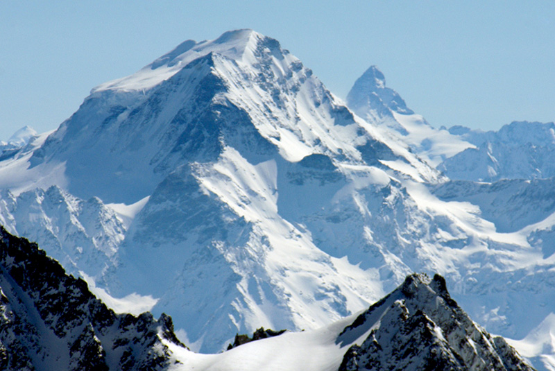 The Grand Combin (left) and the Matterhorn (right) in the Swiss Alps © French Moments