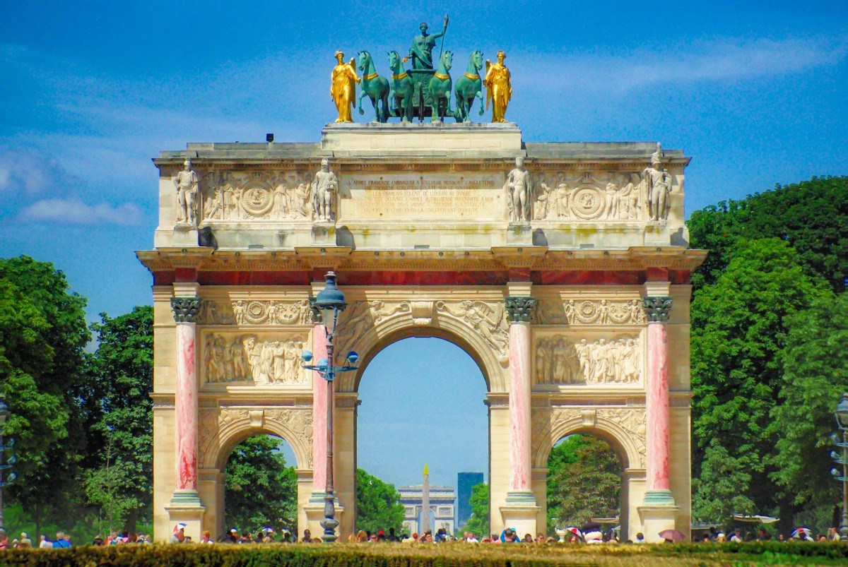 Arc de Triomphe du Carrousel on the historical axis of Paris © French Moments