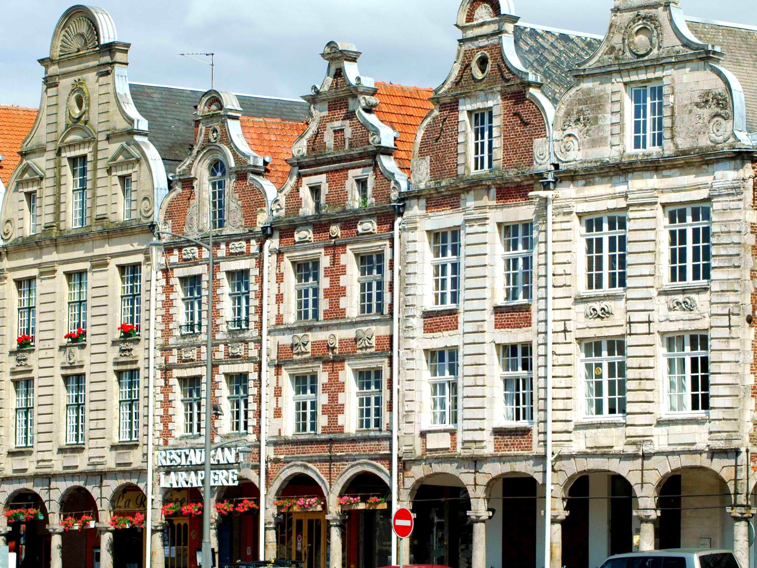 Façades of houses bordering Grand’Place, Arras © isamiga76, licence [CC SA 2.0], from Wikimedia Commons